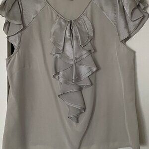Jolie blouse gris perle avec manches courtes